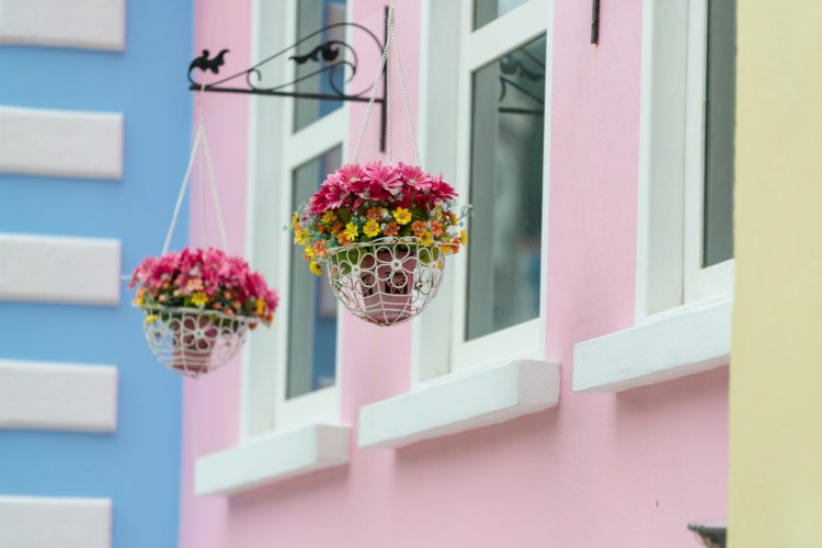 How To Arrange The Best Hanging Flower Baskets For Your Atlanta Custom Home